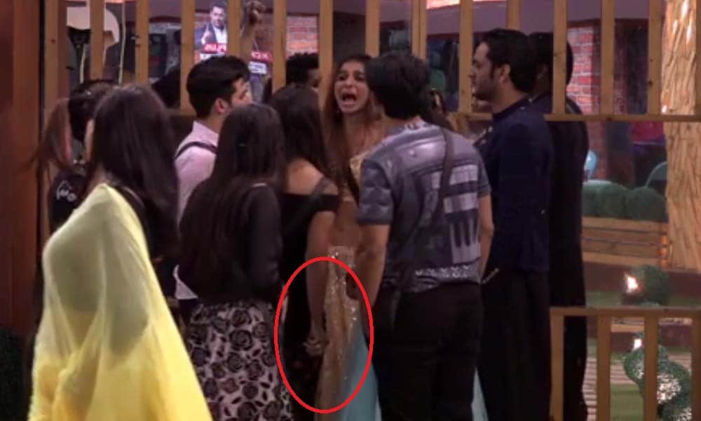 bigg boss contestant and tv actress hina khan feeling uncomfortable with black outfit