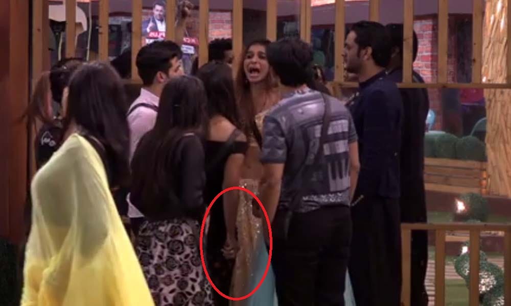 bigg boss contestant and tv actress hina khan feeling uncomfortable with black outfit