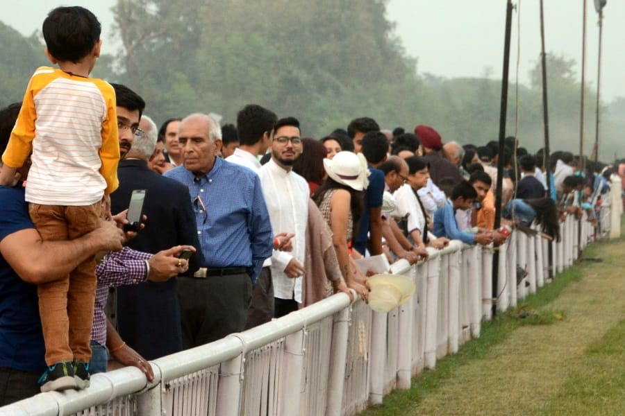 pics of horse race in Lucknow.