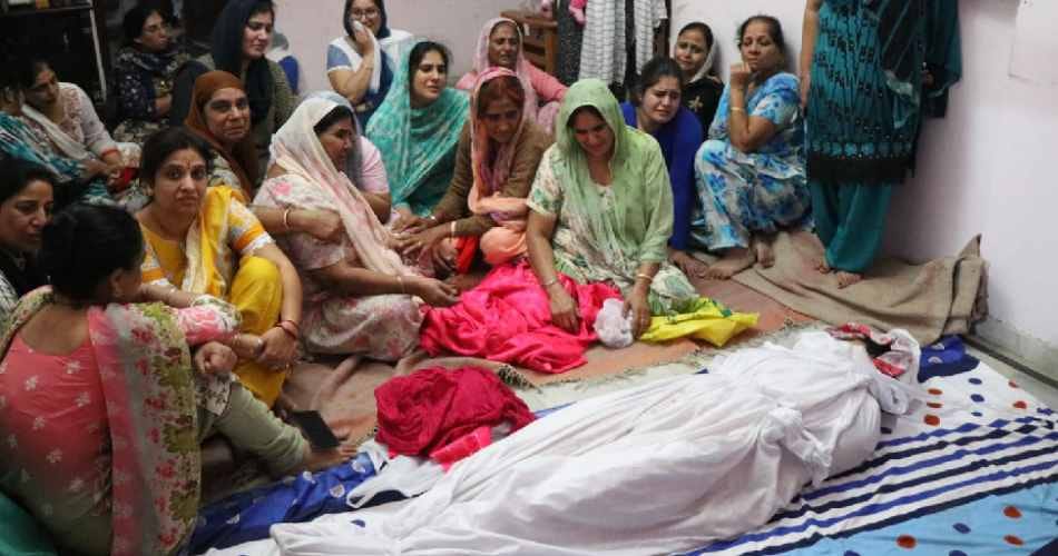 married lady committed suicide, creamation on marriage anniversary day