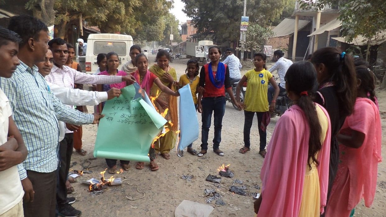 बीडीओ  के खिलाफ प्रदर्शन