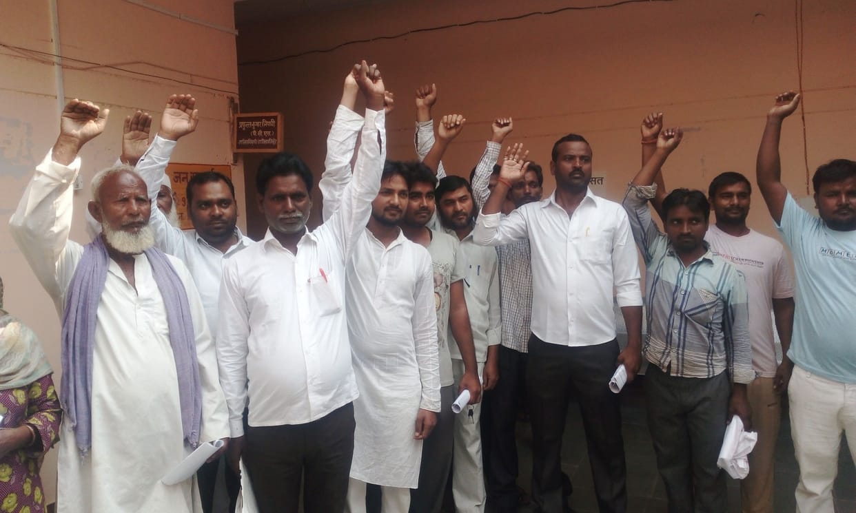 मतदाता सूची में गड़बड़ी, प्रदर्शन किया