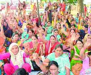 Anganwadi members stage dharna