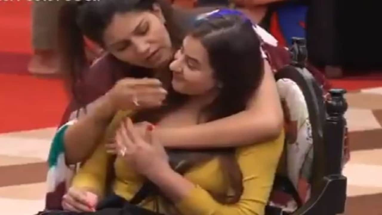 bigg boss 11 is benafsha in relationship with varun sood 