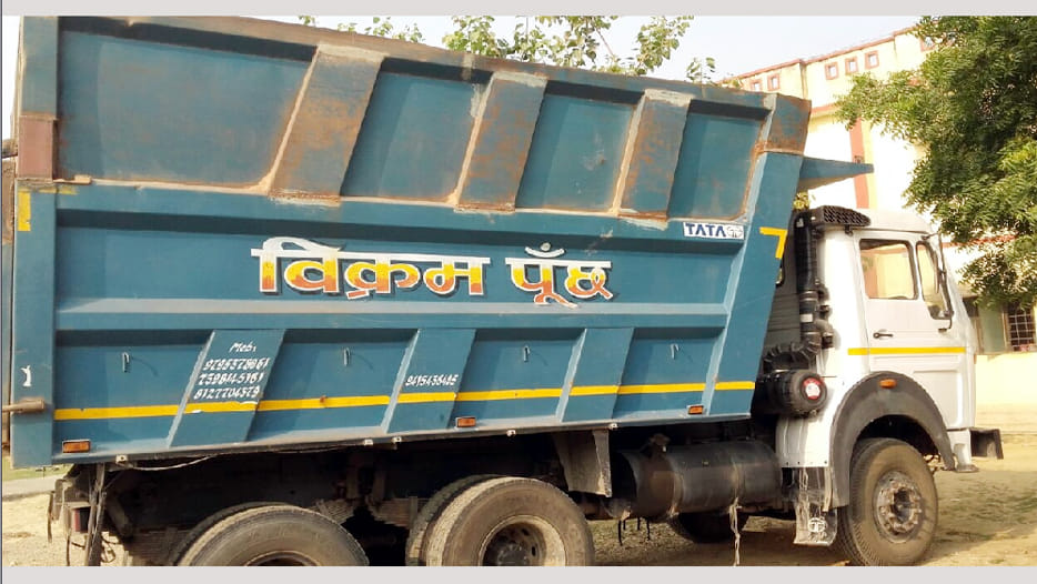 दो युवकों के ऊपर से गुजर गया डंपर