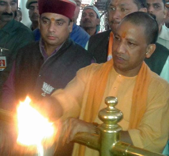 योगी आदित्यनाथ ने किए मां चामुंडा के दर्शन