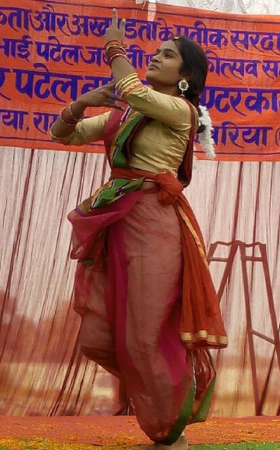 सांस्कृतिक कार्यक्रम से छात्राओं ने लोगों का मन मोहा