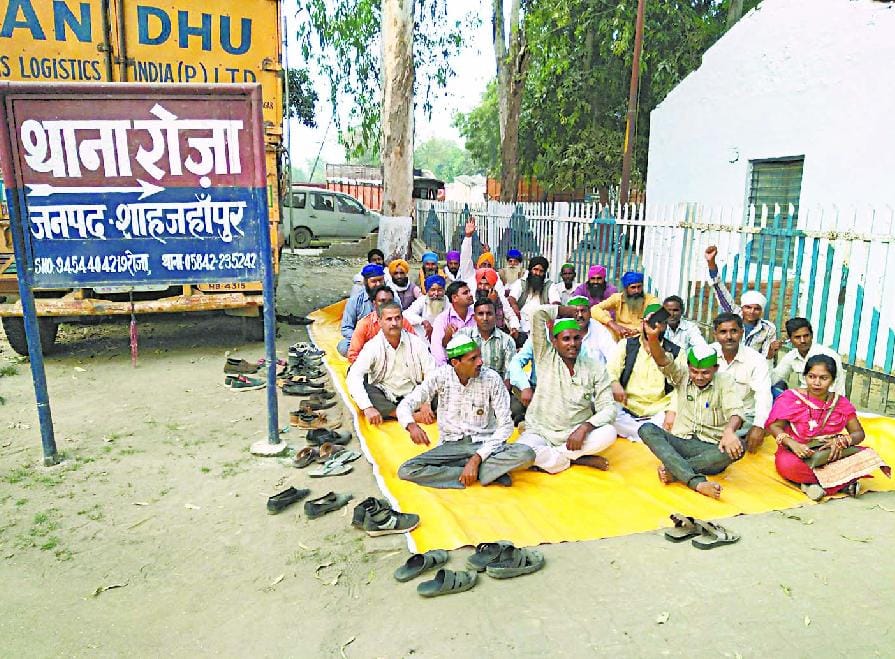 किसानों का थाने पर हंगामा, धरने पर बैठे भाकियू कार्यकर्ता