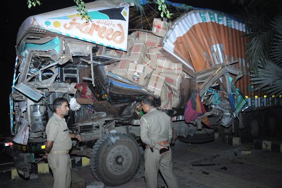 pics of accident on shaheed path in Lucknow.