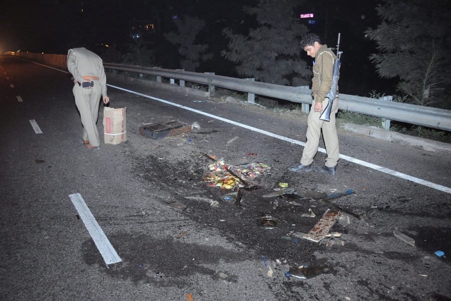 pics of accident on shaheed path in Lucknow.