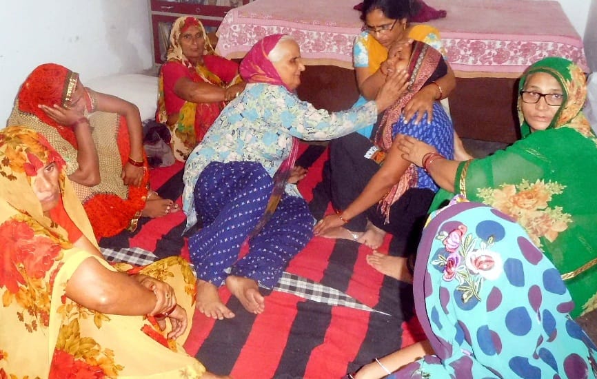 army person read the news of death of his son 