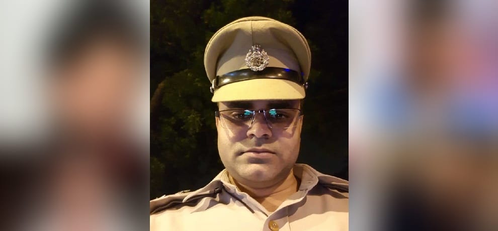 delhi police si helped nepali girl to reach her family