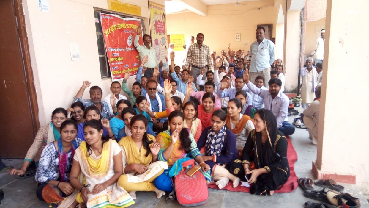 तहसीलों में लेखपालों ने धरना दिया