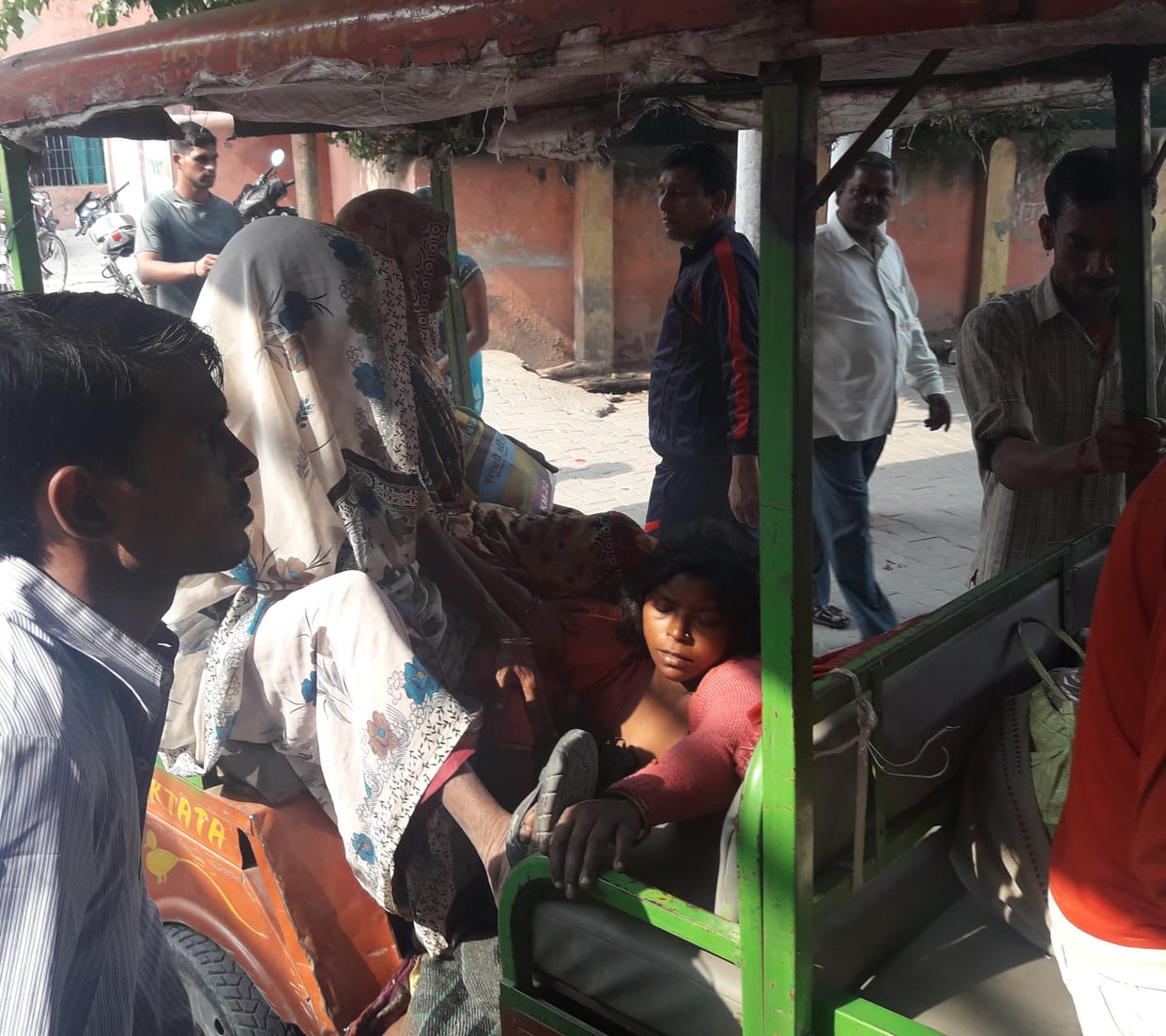 इलाज के अभाव में जच्चा बच्चा की मौत