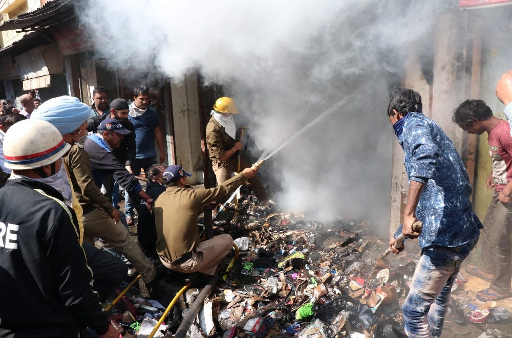 fire after to short circuit in shoes shop paltan bazar dehradun