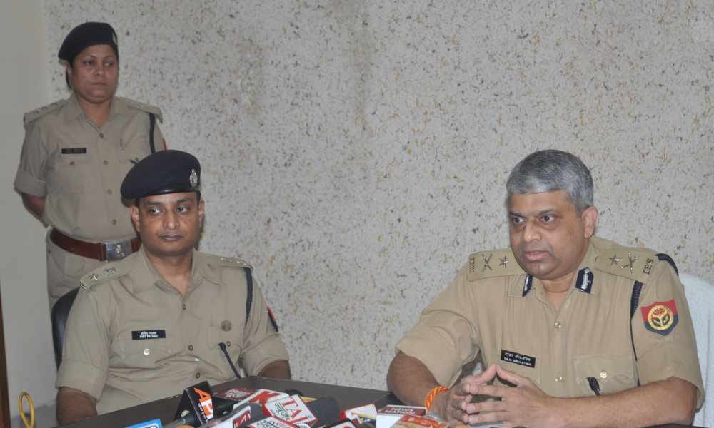 viral video of girl student in agra create atmosphere tensed 