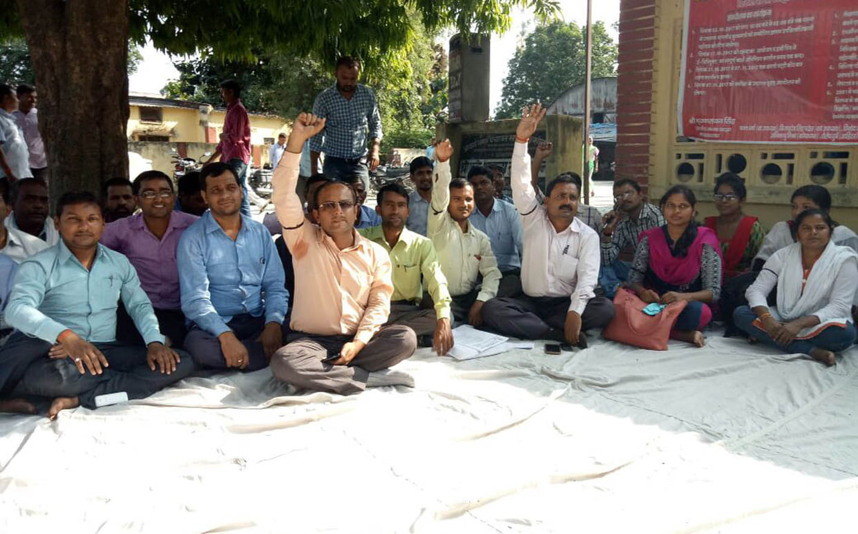 लेखपालों ने दिया धरना, सौंपा ज्ञापन