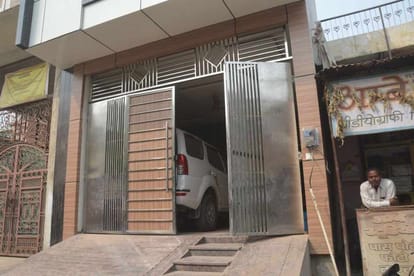 loot in mathura from house of trader