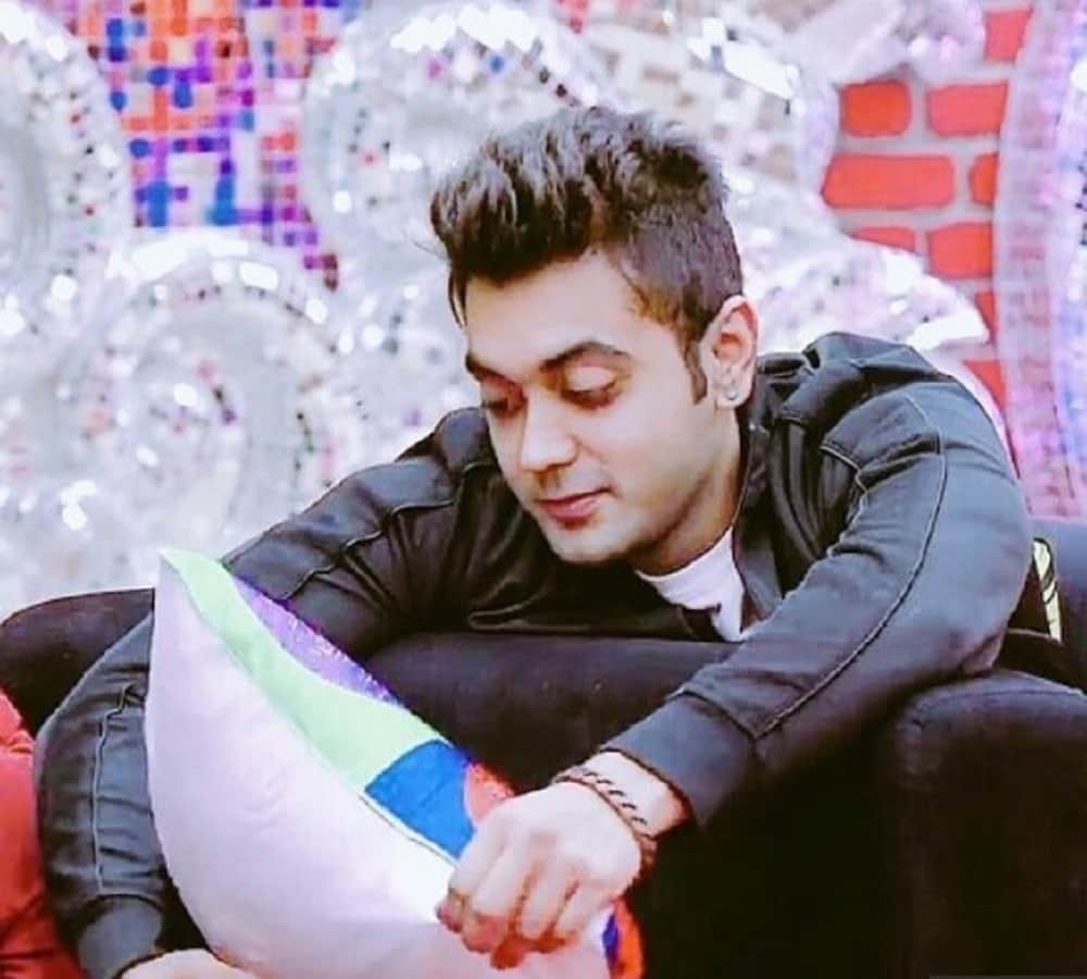 does dhinchak pooja falls in love with luv tyagi? 