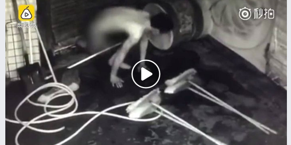 to avoid getting his clothes dirty, thief decides to get naked before theft