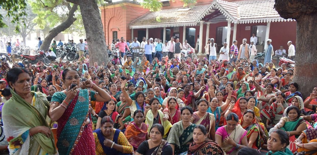 आंगनबाड़ी कार्यकर्तियो ने अपनी मांगों को लेकर दिया धरना  20-02-42