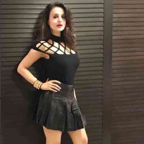 ameesha patel share a bold photo in instagram everyone feels shy