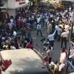 हंगामा करते कार्यकर्ता