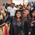 दीक्षांत समारोह में सेल्फी लेती छात्राएं। 