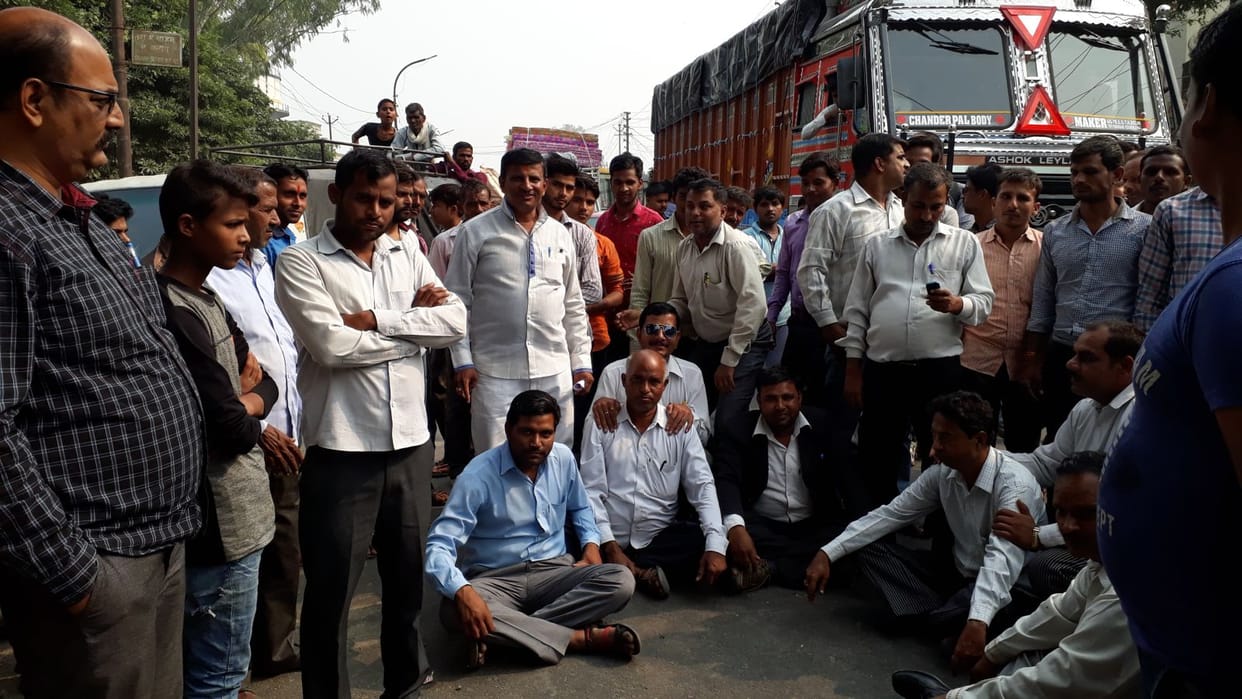 अधिवक्ताओं ने रजिस्ट्री कार्यालय पर जड़ा ताला, हाईवे किया जाम