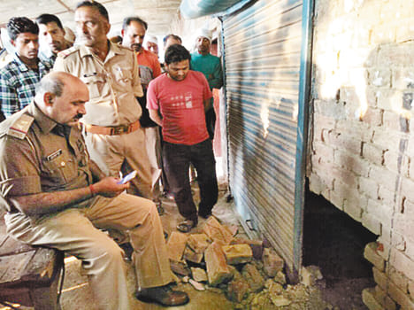Millions of theft by putting a dent in the Sarraf's shop