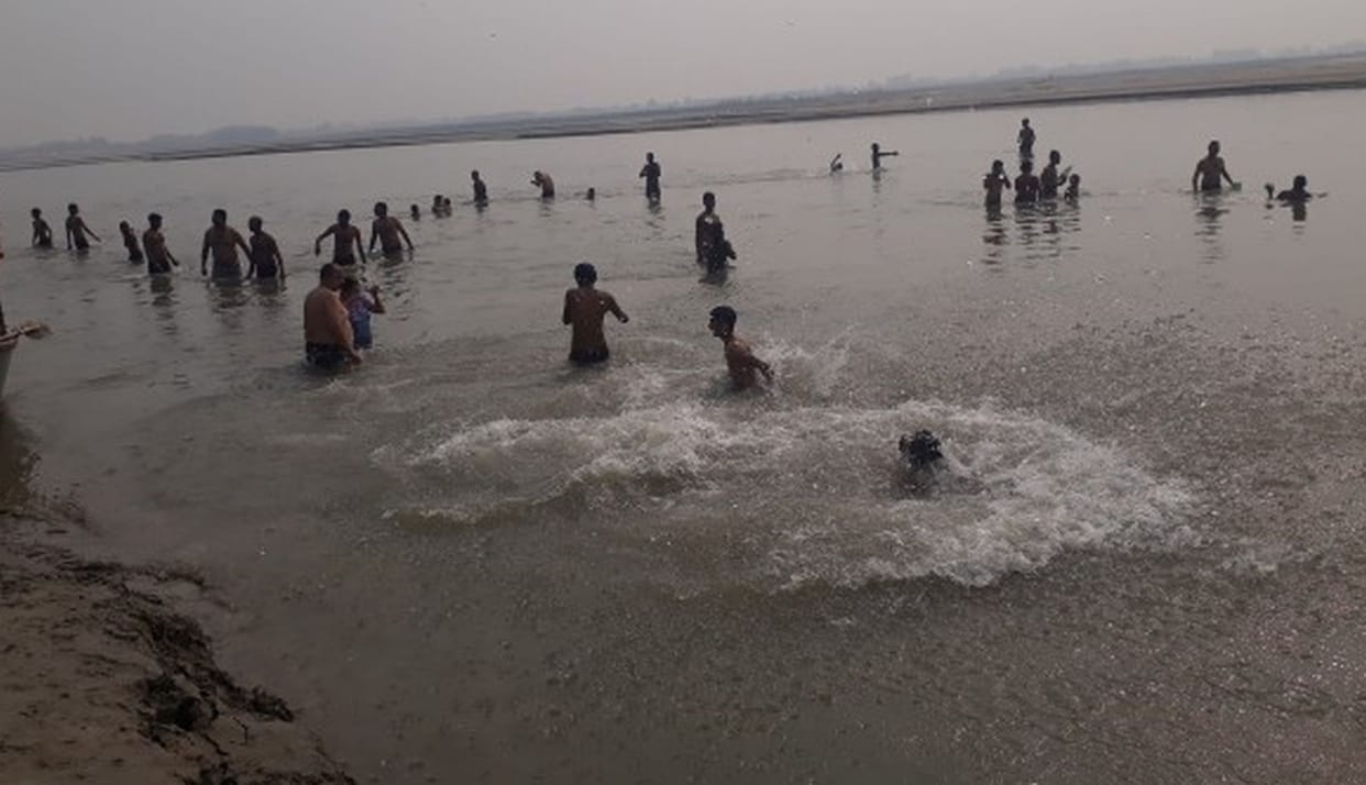 हजारों श्रद्धालुओं ने लगाई गंगा में डुबकी