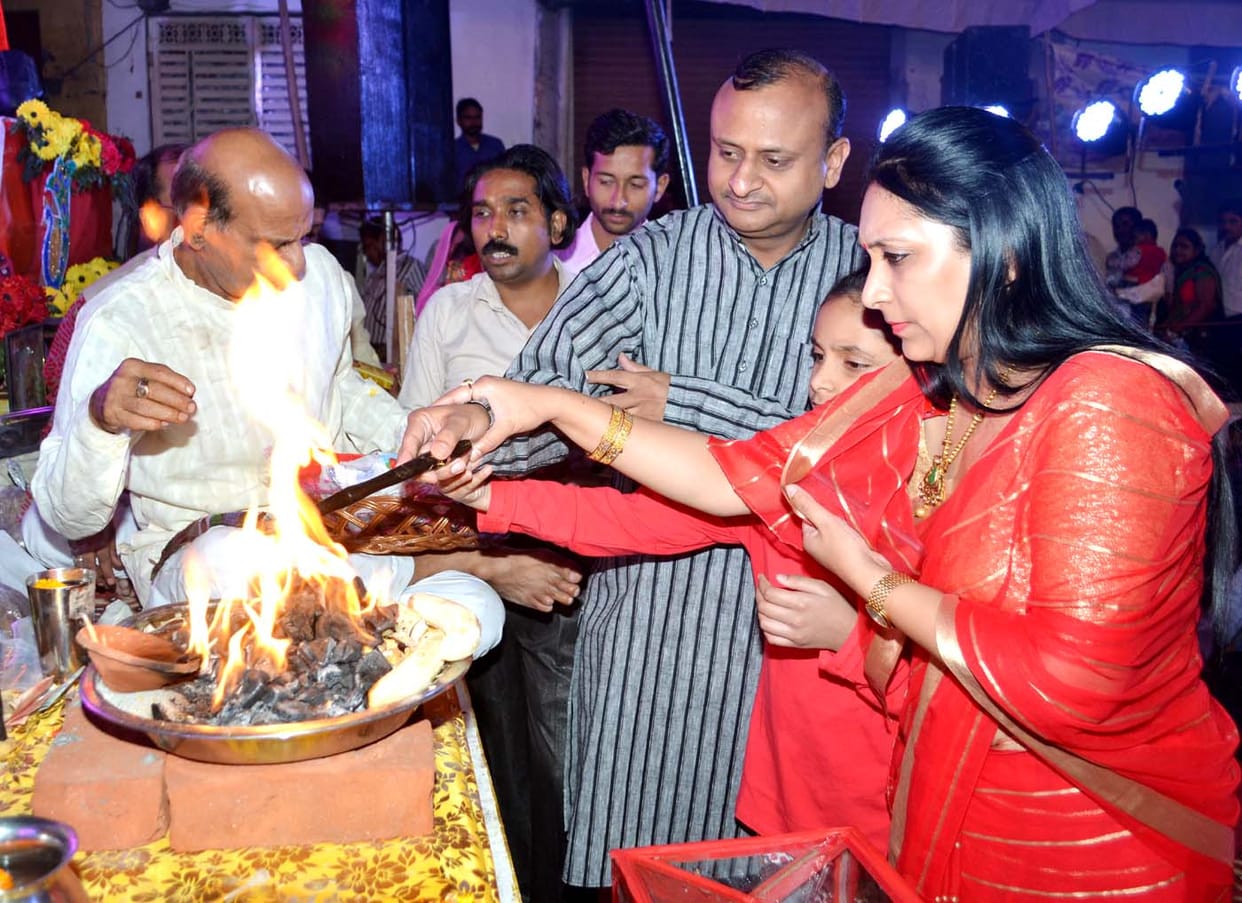‘अब हाथ आके लगा जा,  हारे के सहारे आजा’