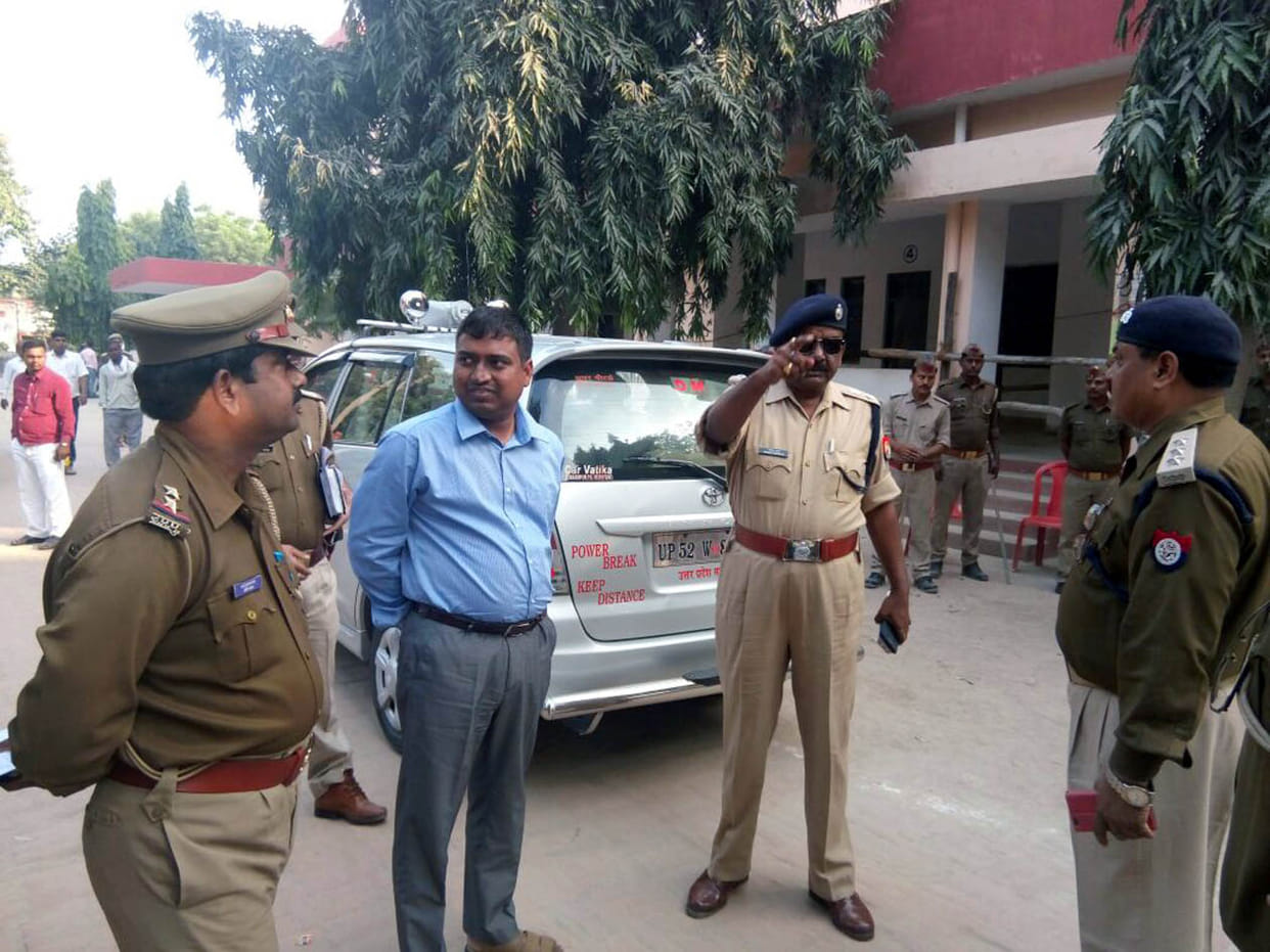 डीएम व एसपी ने लिया नामांकन स्थल का जायजा