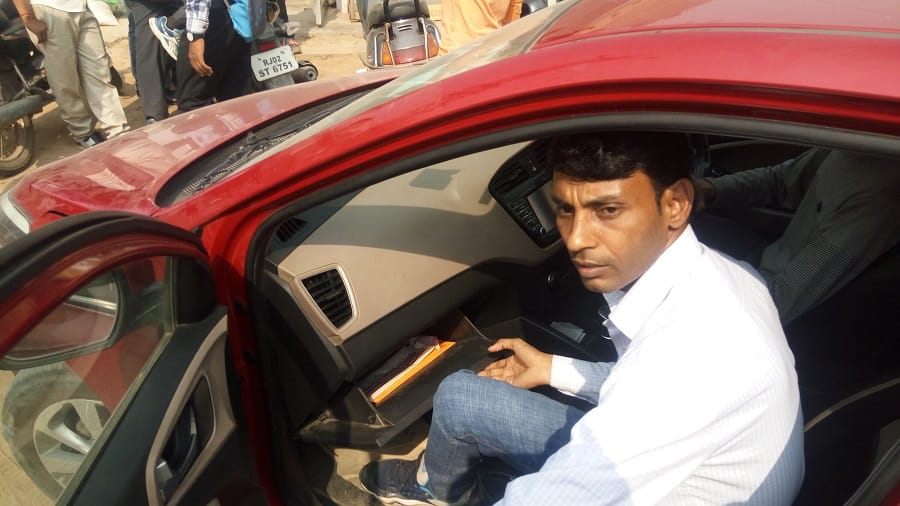 One lakh rupees stolen from the car in alwar