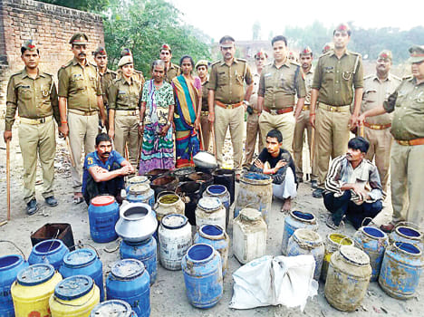 150 लीटर शराब बरामद, पांच गिरफ्तार 