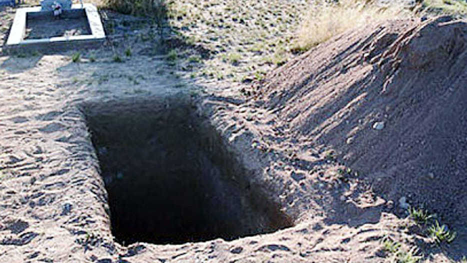dead body of buried woman was found ostside the grave