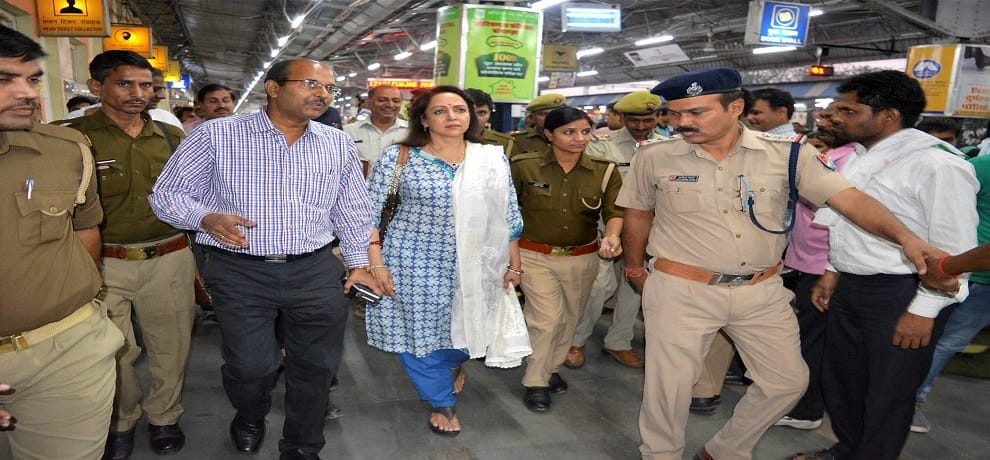Hema Malini confronted with a bull at the Mathura Railway Station