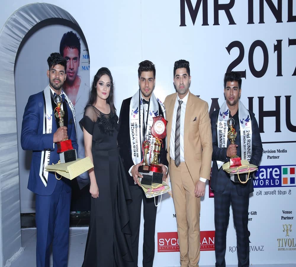 Delhi boy Gaurang Arora wins the Mr India Manhunt 2017 title Tusshar Kapoor gives the trophy 