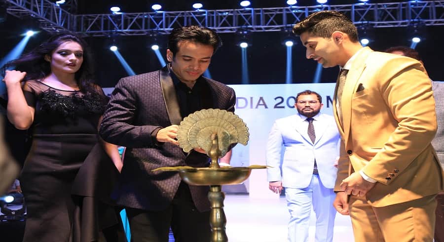 Delhi boy Gaurang Arora wins the Mr India Manhunt 2017 title Tusshar Kapoor gives the trophy 