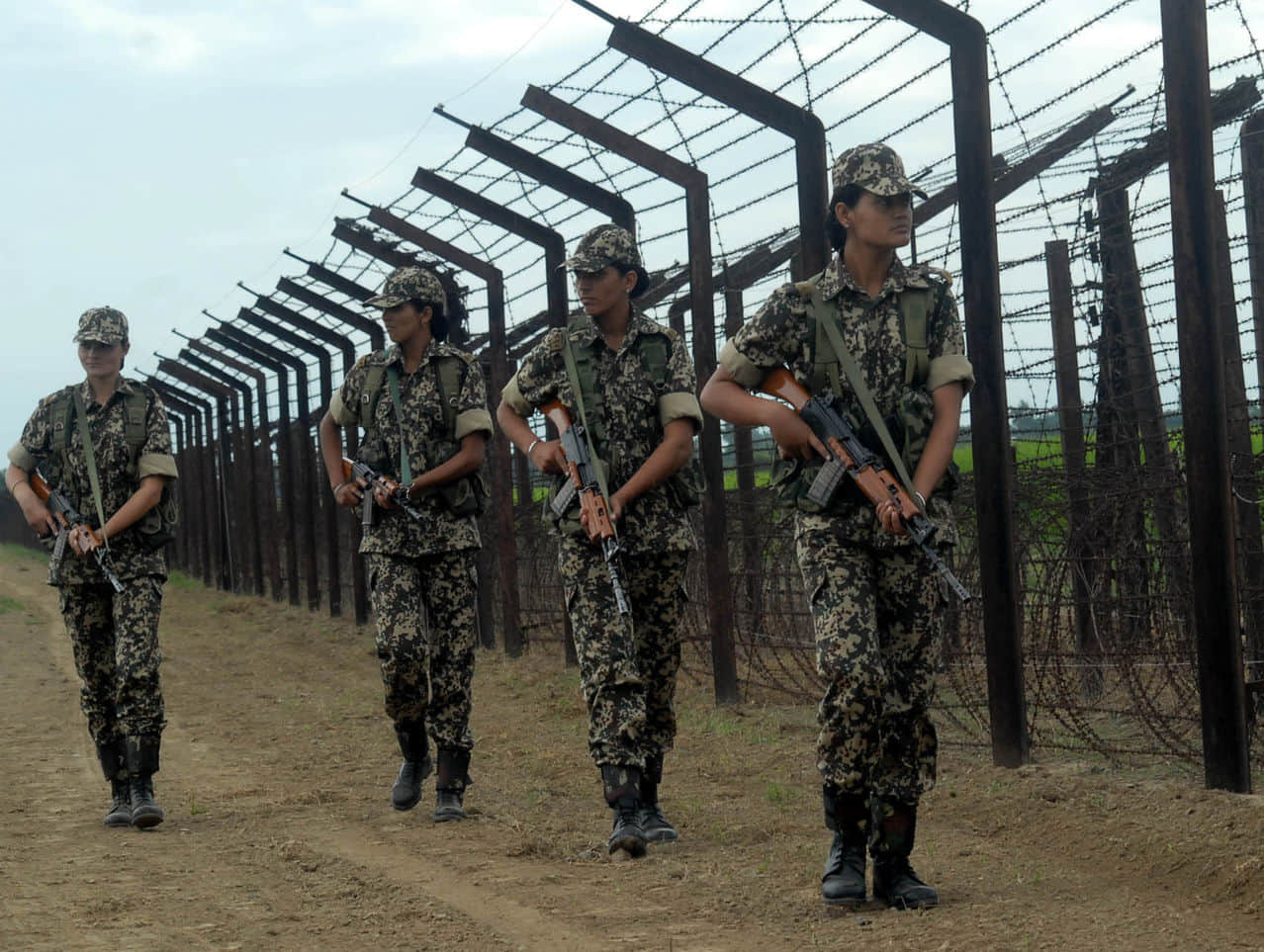 indian army, bsf jawan securing hussainiwala border by facing heatwaves