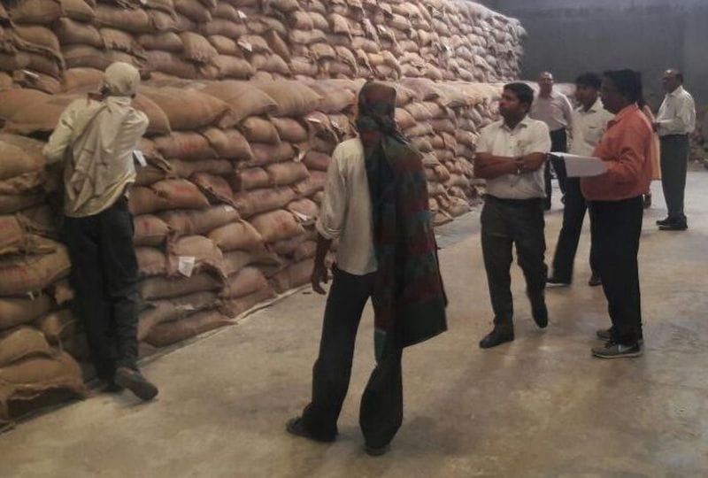 विभाग की सांठगांठ से चोरी हुआ एक लाख क्विंटल राशन