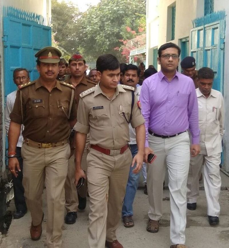 डीएम एसएसपी ने पोलिंग बूथों का किया निरीक्षण