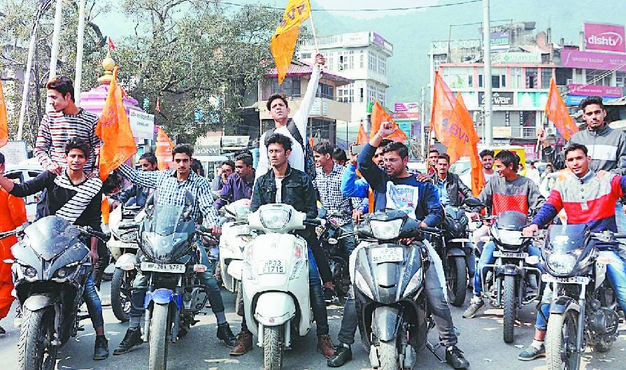 मताधिकार बताने के बहाने सरेआम तोड़े यातायात नियम