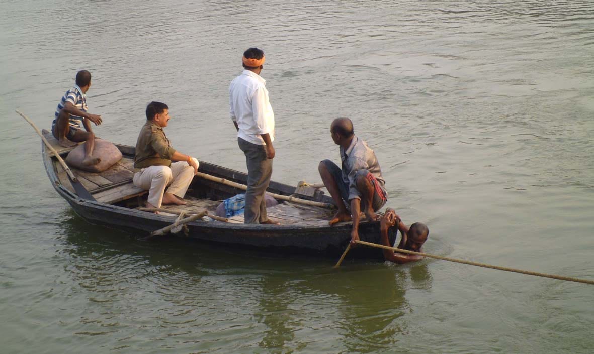Scorpio fell into the Ganga, three submerged