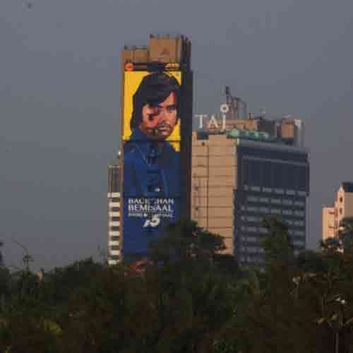 fans give deewaar as 75 birthday gift to amitabh bachchan
