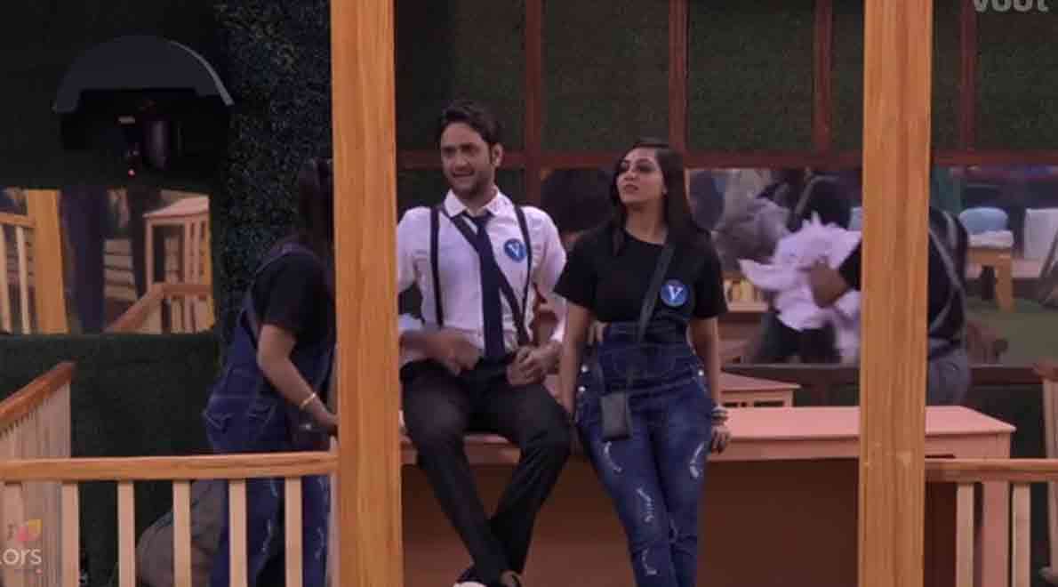 bigg boss 11 vikas gupta blackmail shilpa shinde by using a name of a person