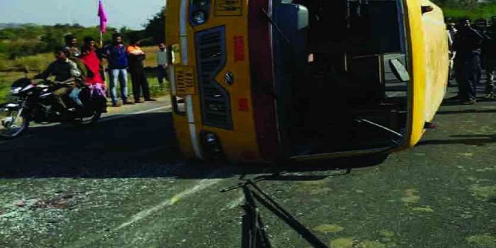 school bus turnover after steering got fail one children dead 8 injured 