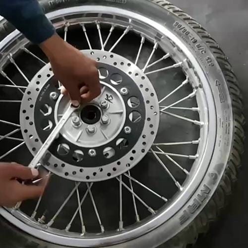 Alloy Wheels Vs Spoke Wheels in Bikes: Which one is Good for Motorcycle