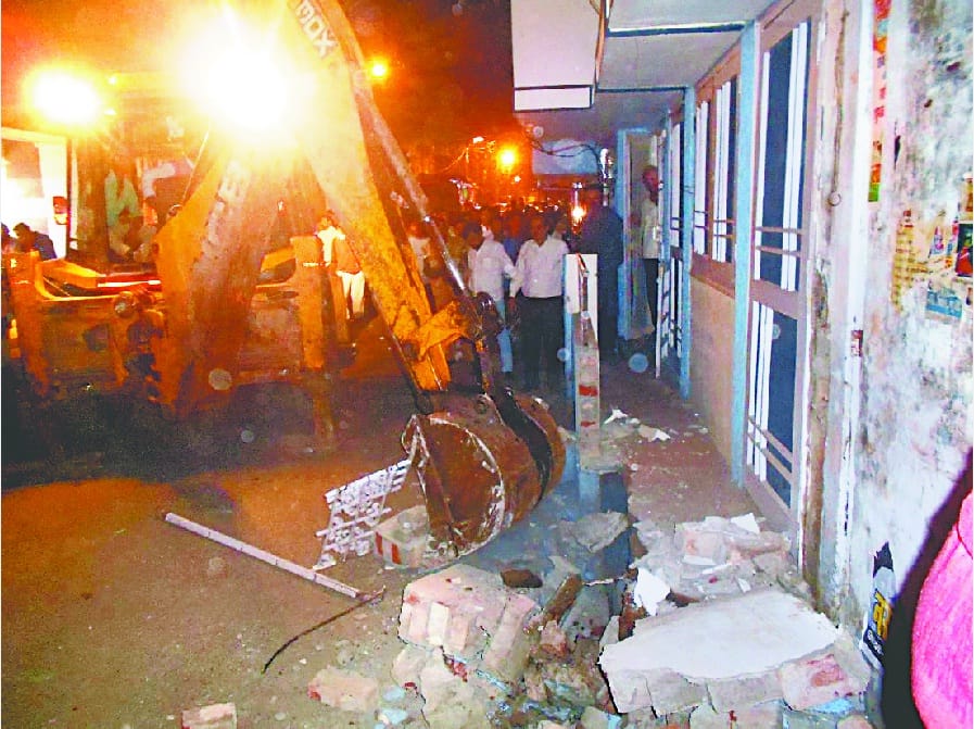 shutter fallen down, businessmen protested