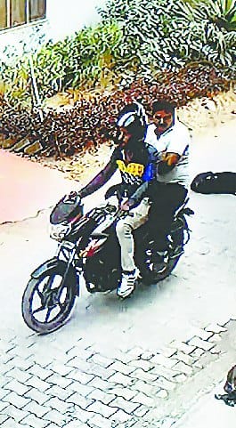 Bike Rider Chain Snatchers by Using Helmets